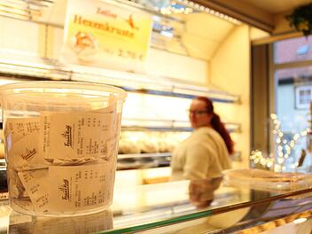 In der Bäckerei Kolb nehmen die wenigsten Kunden ihren Kassenbon mit, der Rest wird entsorgt, sagt Mitarbeiterin Karolina Schneiderbanger.  Foto: Teresa Hirschberg