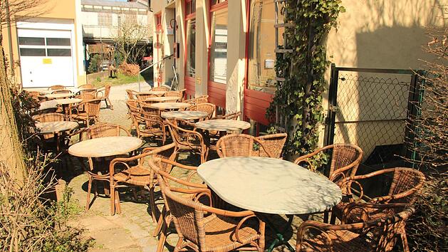Geschlossene Gastronomie: Im Kurcafé Rimsinger bleiben die Tische trotz des schönen Wetters unbesetzt. Fotos: Matthias Einwag