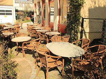 Geschlossene Gastronomie: Im Kurcafé Rimsinger bleiben die Tische trotz des schönen Wetters unbesetzt. Fotos: Matthias Einwag