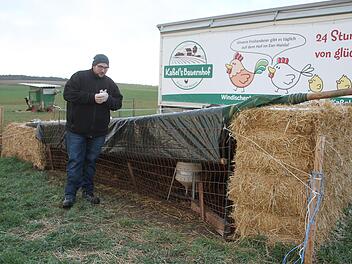 Daniel Kaßel hält seine Hühner in einem mobilen Stall. Mit Strohballen und Abdeckungen hat er einen kleinen Freilauf gebaut, um seine Tiere vor der Vogelgrippe zu schützen.