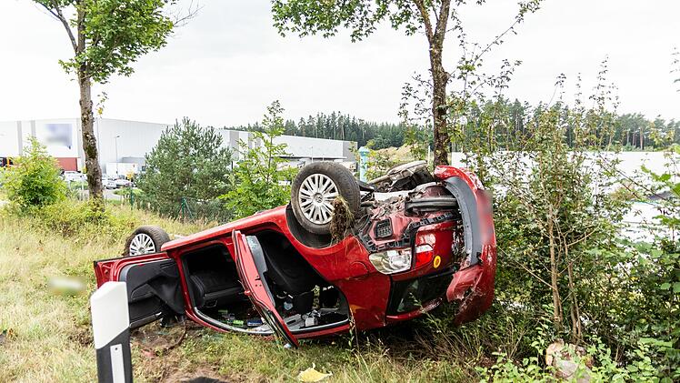 Schwarzenbruck: Lastwagen st&uuml;rzt von B8 auf Firmengel&auml;nde - Auto im Gegenverkehr gerammt