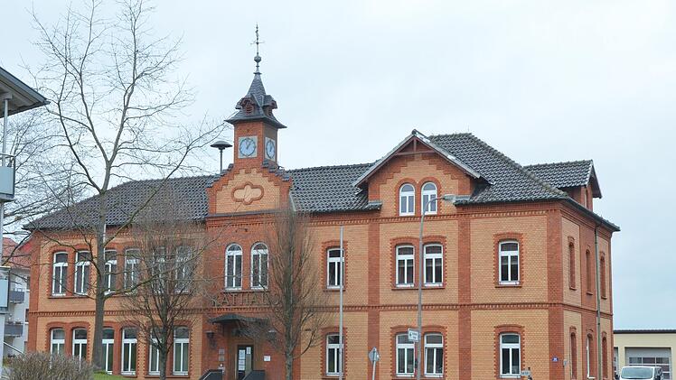 Eines der Gebäude aus Esbacher Ziegelsteinen, die bis heute stehen, ist ziemlich sicher das Rathaus von Dörfles-Esbach.