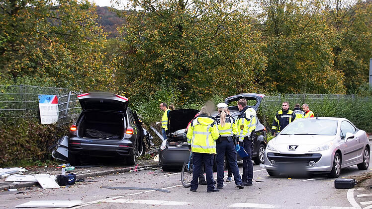 Auto schleudert auf Gehweg und erfasst Fußgänger: Frau und ihre zwei Söhne (3 und 6) sterben noch am Unfallort