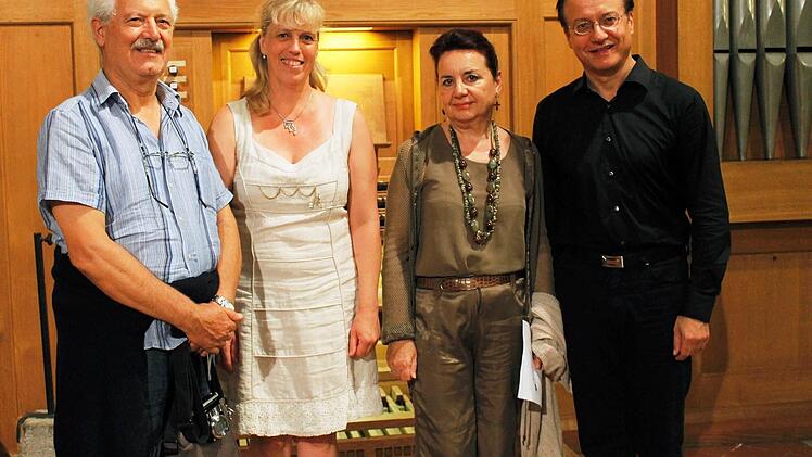 Burkard Ascherl mit seiner Frau und dem Ehepaar Tortorella vor der Orgel in der Kirche von Camaiore bei Massa.  Foto: Tortorella