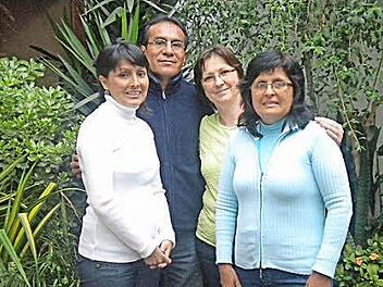Juan und Petra Yalico, die mit Hilfe des Vereins ihren Mitmenschen in Peru seit 25 Jahren helfen, mit Elsa und Suehey  Foto: Christian Greim