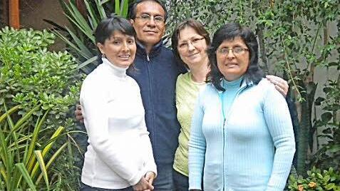 Juan und Petra Yalico, die mit Hilfe des Vereins ihren Mitmenschen in Peru seit 25 Jahren helfen, mit Elsa und Suehey  Foto: Christian Greim