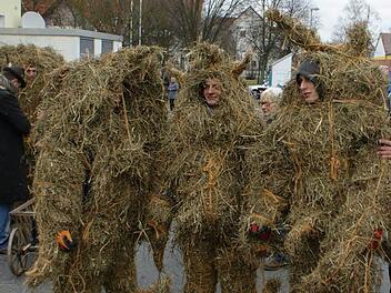 Die sogenannten Fasalecken müssen unverheiratete Burschen sein. Bis zu vier Stunden dauert es, bis das Stroh den Körper komplett umhüllt. Dann kann der Umzug beginnen. Foto: privat