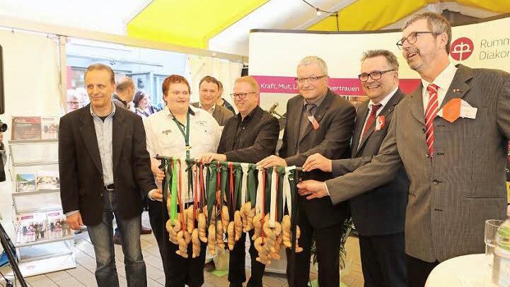 Schlüsselübergabe mal anders: Für die Vertreter der Rummelsberger gab es Gebäck. Foto: Herbst
