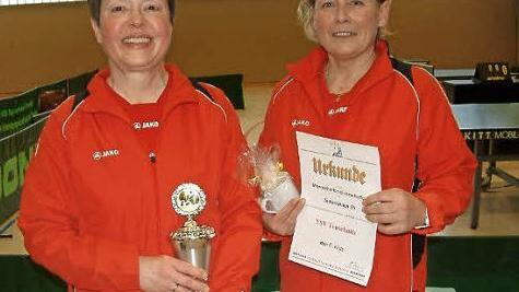 Gisela Hable (links) und Elke Jakob vom TSV Teuschnitz wurden oberfränkischer Meister der Seniorinnen in der Altersklasse 50.