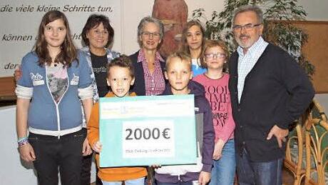 Der Leiter der St.-Katharina-Schule, Werner Lindner (rechts), bedankte sich im Beisein einiger Schüler für die Spende des Soroptimist International Clubs Coburg-Lichtenfels bei Gabriele Ketteler (Vierte von links) und Monica Schütz (Zweite von links).  Foto: Alfred Thieret