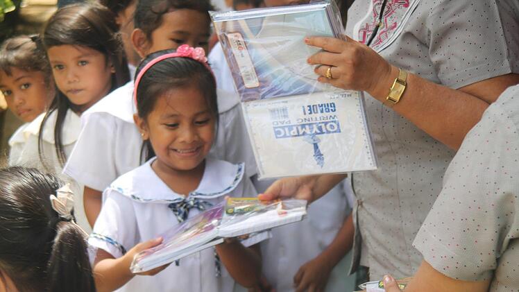 Projekt "Schoolbags for Beginners": Übergabe der Schulsachen an die Erstklässler.  Foto: Knöchel