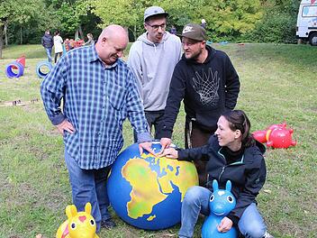 Da liegt Münnerstadt: Jugendreferent Klaus Schebler, die Stadtjugendpfleger Manuel Müller und René Felcht sowie Projektmanagerin Antje Rink zeigen auf einem Globus, wo das "Fest für junge Menschen" stattfand. Dieter Britz