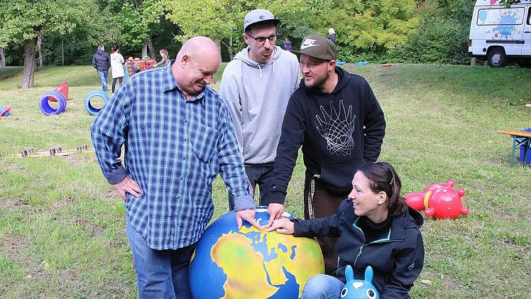 Da liegt Münnerstadt: Jugendreferent Klaus Schebler, die Stadtjugendpfleger Manuel Müller und René Felcht sowie Projektmanagerin Antje Rink zeigen auf einem Globus, wo das "Fest für junge Menschen" stattfand. Dieter Britz