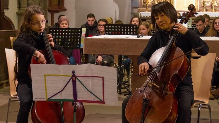 Rose und ihre Mama Keiko von Stackelberg spielten am Cello das Weihnachtslied "Last christmas" in einem neuen Arrangement von Keiko.