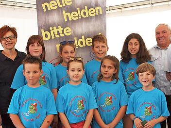 Kommandant Alexander Ultsch, Vorsitzender Erich Wachsmann (von rechts) sowie die Leiterin der Schneyer Kinderfeuerwehr Kathrin Knöferl und die Kreisfachbereichsleiterin Ingrid Funk (von li.) freuen sich mit den Buben und Mädchen über die Gründung der Kinderfeuerwehr "Schneyer Ra-Igel". Foto: Alfred Thieret