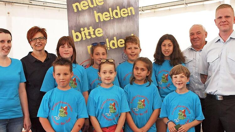 Kommandant Alexander Ultsch, Vorsitzender Erich Wachsmann (von rechts) sowie die Leiterin der Schneyer Kinderfeuerwehr Kathrin Knöferl und die Kreisfachbereichsleiterin Ingrid Funk (von li.) freuen sich mit den Buben und Mädchen über die Gründung der Kinderfeuerwehr "Schneyer Ra-Igel". Foto: Alfred Thieret