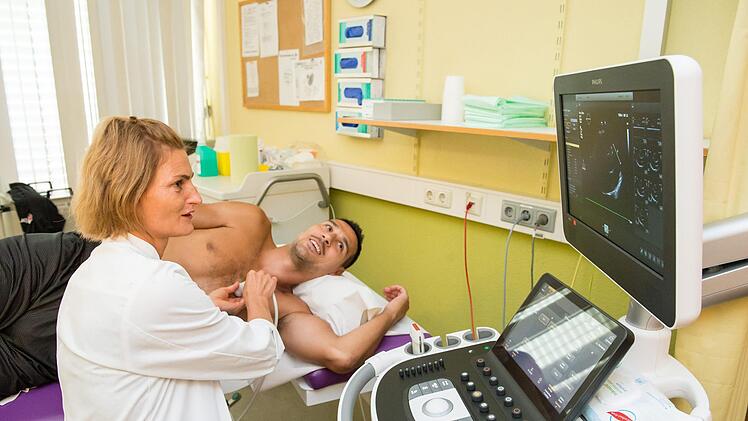 Der Medizincheck umfasst eine Ultraschalluntersuchung des Herzens. Foto: Anand Anders