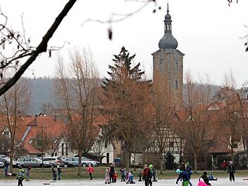 Mittwochnachmittag in Ebern: Die Eiswiese ist dicht bevölkert. Doch an Seen und Flüssen droht Gefahr. Die Eisschicht ist noch zu dünn. Foto: Eckehard Kiesewetter