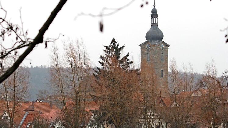 Mittwochnachmittag in Ebern: Die Eiswiese ist dicht bevölkert. Doch an Seen und Flüssen droht Gefahr. Die Eisschicht ist noch zu dünn. Foto: Eckehard Kiesewetter