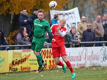 Es hat lange gedauert, bis die Partie des FC Kronach gegen den SV Neuses Fahrt aufnahm. Die Spieler auf dem Feld gaben trotzdem alles, wie hier im Kopfballduell zwischen dem Neuseser Michael Müller (grünes Trikot) und Marc Schulz.  Foto: Heinrich Weiß