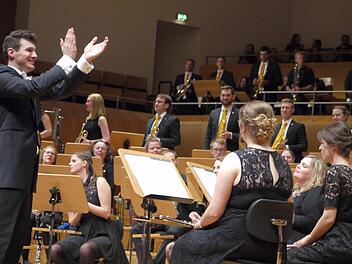 Beifall vom Dirigenten Mathias Wehr für seine Musiker  nach dem imposanten "Praise Jerusalem"                                                                                                           .Mike Wuttke