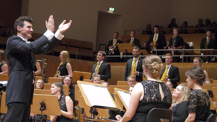 Beifall vom Dirigenten Mathias Wehr für seine Musiker  nach dem imposanten "Praise Jerusalem"                                                                                                           .Mike Wuttke