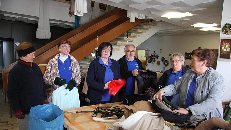 Annemarie Hetz, Herma Hagen, stellvertretende Vorsitzende Margit Beck, Vorsitzender Fredi Schmidt, Regina Schmidt und Roswitha Schramm sortieren und kontrollieren die angelieferten Waren, bevor sie zum Verkauf angeboten werden. Foto: Alexandra Kemnitzer