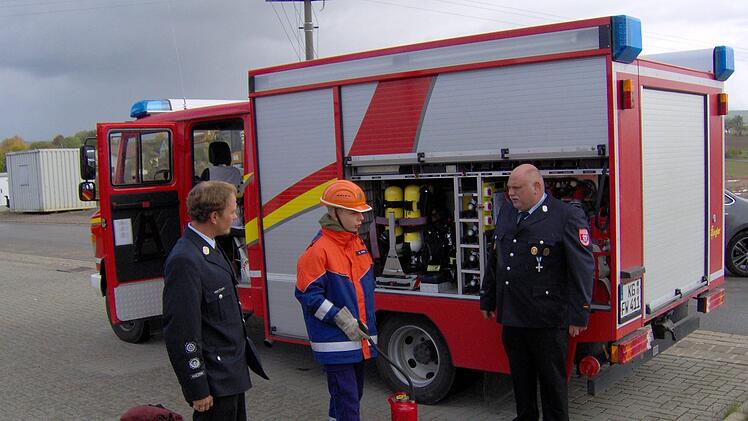 Pr&uuml;fung Feuerl&ouml;scher: Der Kommandant der FFW Stralsbach  Bernd M&uuml;ller und der stellvertretende Kommandant der FFW Oehrberg, Martin H&ouml;chemer, mit Pr&uuml;fling. Foto: Klaus Preisend&ouml;rfer