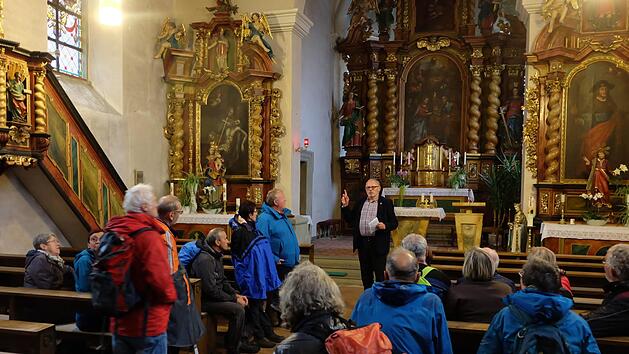 Bei einer Dorff&uuml;hrung besuchten die Allianz-Wanderer auch die  300 Jahre alte Kirche in Weichtungen.Philipp Bauernschubert