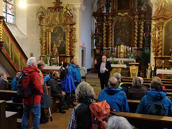 Bei einer Dorfführung besuchten die Allianz-Wanderer auch die  300 Jahre alte Kirche in Weichtungen.Philipp Bauernschubert