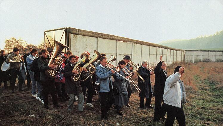 Am 19. November 1989 wurde das Tor in der Mauer zwischen Heinersdorf und Welitsch geöffnet. Foto: Archiv Fränkischer Tag