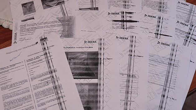 Mit zw&ouml;lf Seiten Dekra-Zertifikat soll Horst S. die Echtheit seiner Masken belegen.