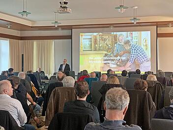 Gro&szlig;es Interesse zeigten die Unternehmerinnen und Unternehmer im Landkreis Rh&ouml;n-Grabfeld an der Frage, wie eine erfolgreichen Unternehmensnachfolge klappen kann. Die Antworten lieferten Torsten Zirkel und Rainer Pl&ouml;&szlig;l von der Handwerkskammer f&uuml;r U...