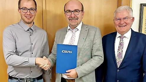 Der Harsdorfer Manfred Zapf wurde f&uuml;r 40-j&auml;hrige Parteizugeh&ouml;rigkeit bei der CSU ausgezeichnet. Unser Bild zeigt (von links) CSU-Ortsvorsitzenden Andreas Stein, Manfred Zapf und B&uuml;rgermeister G&uuml;nther H&uuml;bner.