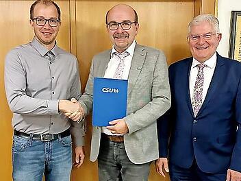 Der Harsdorfer Manfred Zapf wurde für 40-jährige Parteizugehörigkeit bei der CSU ausgezeichnet. Unser Bild zeigt (von links) CSU-Ortsvorsitzenden Andreas Stein, Manfred Zapf und Bürgermeister Günther Hübner.
