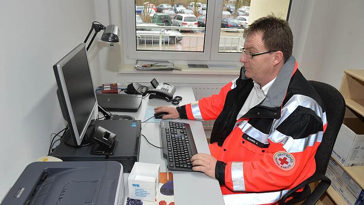 Johannes Arneth ist als Wachleiter auch mit Büroarbeit beschäftigt.Foto: Ronald Rinklef