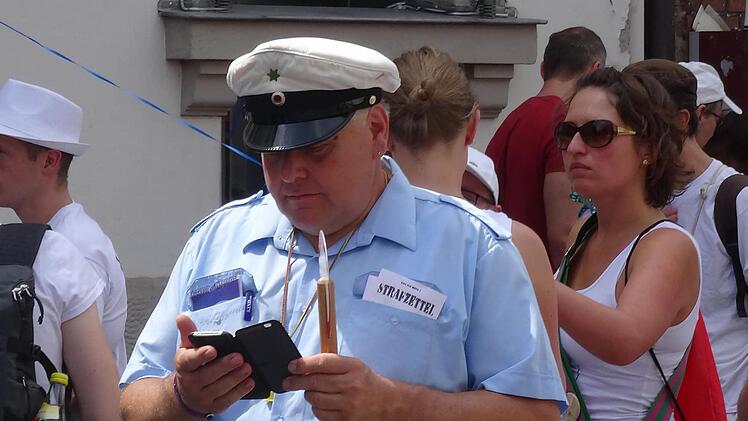 "Samba-Polizist": Erste Impressionen vom Samba-Umzug durch die Coburger InnenstadtFoto: Jochen Berger