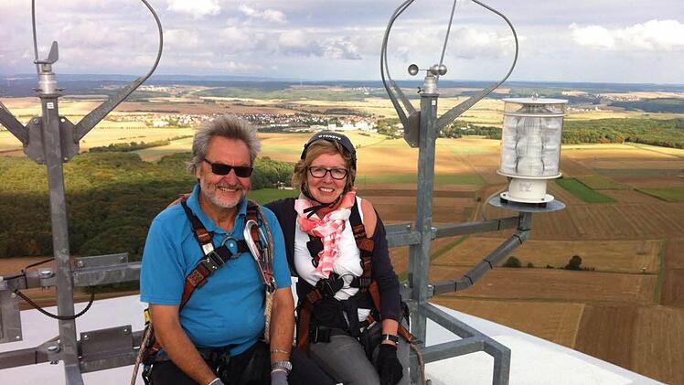 Claudia Meierl und Reinhold Müller gehörten zu den glücklichen Gewinnern einer atemberaubenden Auffahrt auf das Windrad. Foto: Andreas Lomb