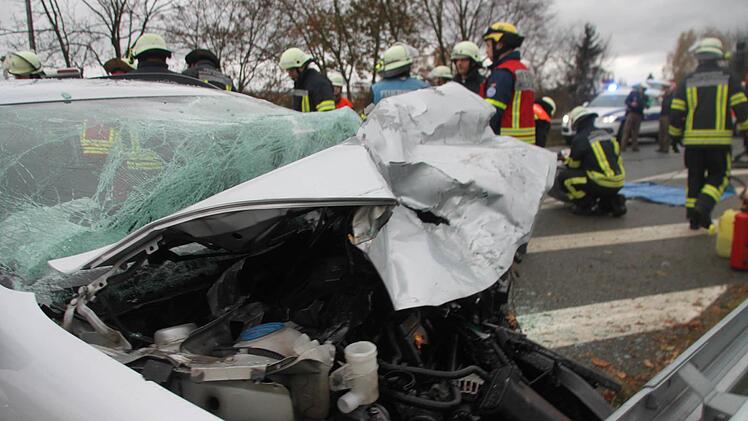 Schweres Verkehrsunglück auf der Bundesstraße 289 bei Kulmbach am Samstagmorgen  Foto: Dagmar Besand