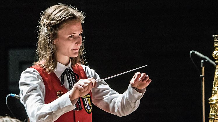 Unter der Leitung von Lena Wegener beeindruckte der Musikverein Rödental beim Weihnachtskonzert in der Franz-Goebel-Halle. Foto: Jochen Berger
