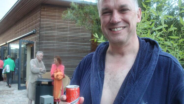 Ein glücklicher Thermenleiter mit Prosecco, stolz auf de geglückte Ausrichtung einer DM: Hans-Josef Stich.