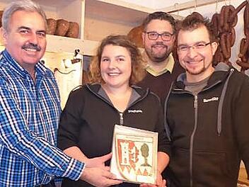 Gerhard Amon, Stefanie Fleischmann, Marco Friepes und Benedikt Seiler bei der Übergabe des Wappens für den Laden.  Foto: Heidi Amon