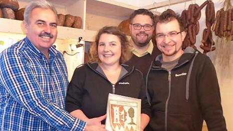 Gerhard Amon, Stefanie Fleischmann, Marco Friepes und Benedikt Seiler bei der Übergabe des Wappens für den Laden.  Foto: Heidi Amon