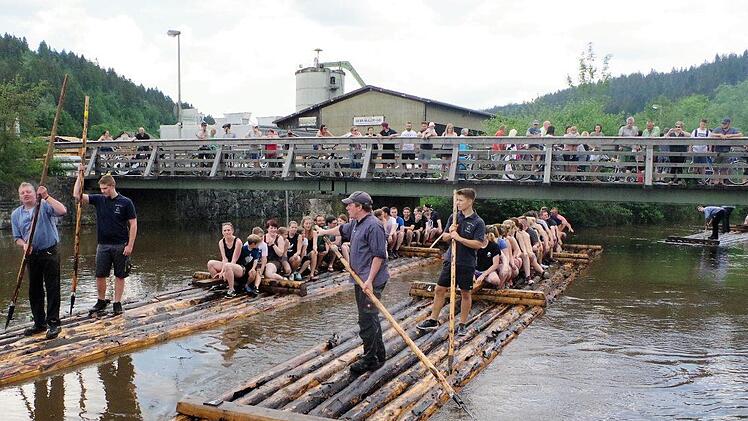 Nach einer turbulenten Floßfahrt sicher an der Floßlände am Willi-Schreiber-Flößerhaus angekommen.