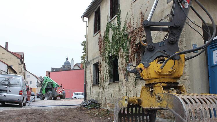 Bagger und Baufahrzeuge sind an der Ecke Kirchgasse/Mauergasse im Einsatz. Popp