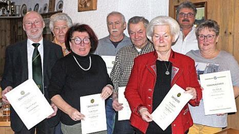 Beim Ehrungsabend des Frankenwaldvereins wurden etliche Mitglieder geehrt. Das Bild zeigt von links: Obmann Karl Schoger (Ehrenvorsitzender), Helga M&uuml;ller, Edith Wunder (jeweils 40 Jahre), Norbert Bozek (Ehrenmitglied), Anni H&auml;ublein (40 Jahre), stellvertretender Obmann Gerhard Fr&ouml;ba und Ute Welsch (Ehrenzeichen in Silber). Foto: Michael Wunder