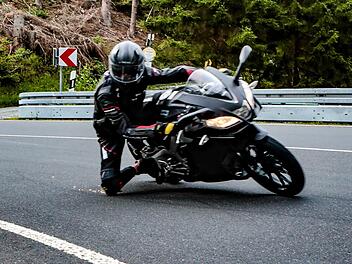 Die gro&szlig;e Zahl an Bikern - vor allem am Wochenende - sorgt am Schauberg immer wieder f&uuml;r Unruhe. Foto: Matthias Hoch
