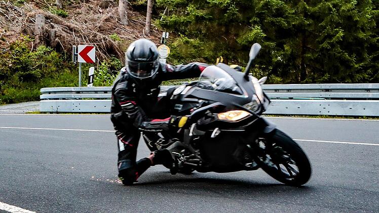 Die gro&szlig;e Zahl an Bikern - vor allem am Wochenende - sorgt am Schauberg immer wieder f&uuml;r Unruhe. Foto: Matthias Hoch