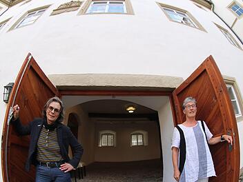 Mia Hochrein und Anna Spor öffnen die Tür zu den Galerie räumen im Deutschordensschloss. Am Samstag, 19. September, wird die Ausstellung "anstatt" eröffnen.  Anstatt der vorgesehenen Berliner, stellen vor allem heimische Künstler aus. Foto: Thomas Malz