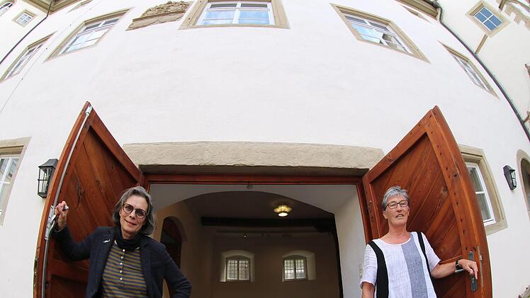 Mia Hochrein und Anna Spor öffnen die Tür zu den Galerie räumen im Deutschordensschloss. Am Samstag, 19. September, wird die Ausstellung "anstatt" eröffnen.  Anstatt der vorgesehenen Berliner, stellen vor allem heimische Künstler aus. Foto: Thomas Malz